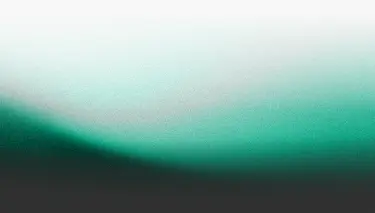 Abstrakte, weiße Ringe, die organisch mit dichtem grünen Moos bewachsen sind, vor hellem Hintergrund.